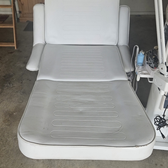 Adjustable White Treatment Table - Picture 7 of 8